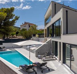 4 bedroom villa with heated pool and sea view in Vinišće, sleeps 8